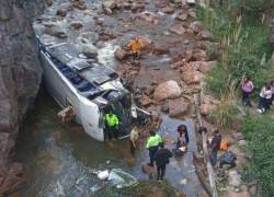 Al menos cuatro fallecidos y diez heridos al caer un autobús a un río en el sur de Ecuador.