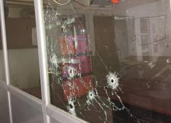 El ataque armado dejó los rastros del impacto de las balas en los vidrios de la Unidad de Policía Comunitaria en la Prosperina, al norte de Guayaquil.