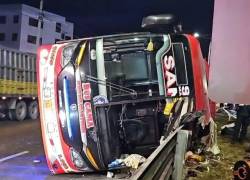 Un bus de la Cooperativa Santa, que cubría la ruta Quito-Cuenca, se salió de la calzada.