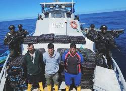 Ecuatorianos detenidos en alta mar durante un operativo de la Marina salvadoreña.