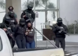 Instante en el que la mujer aprehendida es trasladada por agentes de la Policía Nacional.