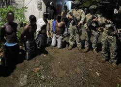 Los cuatro supuestos miembros del GDO Los Chechenos, capturados con armas, prendas similares a las de militares y motores.