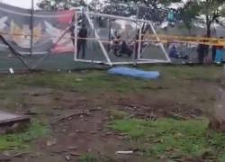 Fotografía que muestra el cuerpo de la víctima cubierto por una manta azul.