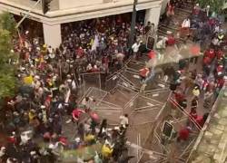 Los manifestantes permanecerán en la Gobernación hasta que se cumplan sus pedidos.