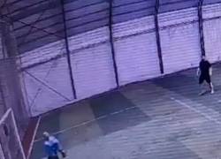 Guardamenta aficionado recibió un fuerte impacto de balón en el pecho a corta distancia.