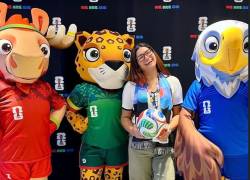 La ecuatoriana Lilibeth Martínez junto a las mascotas oficiales de la Copa Mundial de la FIFA 2026.