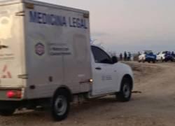 Vehículo de Medicina Legal retiró el cuerpo que fue hallado sin vida en la vía Ancón - Atahualpa en la provincia de Santa Elena.