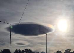 Fotografía de la nube lenticular que tomó la forma de un platillo volador.