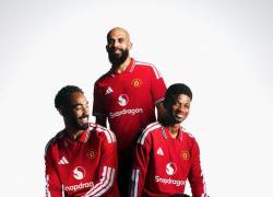 Jugadores del Manchester United luciendo la nueva camiseta titular de la próxima temporada.