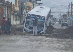 Guayaquil: Chofer de la Línea 83 atropella a motociclista, deja una herida, intenta huir y cae a un hueco