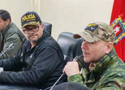 Fotografía que muestra al ministro de Defensa, Gian Carlo Loffredo (D), junto al ministro del Interior, John Reimberg.