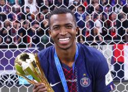 Willian Pacho junto al trofeo de la Copa Intercontinental 2025.