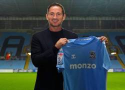 Frank Lampard junto a la camiseta titular del Coventry City.