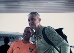 Tiago Nunes se tomó una foto junto a un hincha al arribar a Bolivia por su debut de Copa Libertadores.