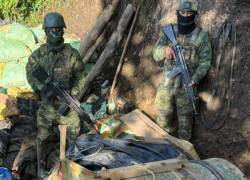 Militares durante un operativo contra la minería ilegal.