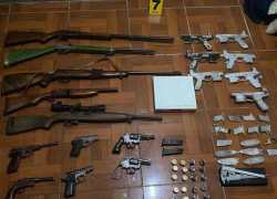 Los uniformados encontraron más de 60 armas de fuego, más de 3.000 municiones y herramientas que sirven para la elaboración de armas de fuego.