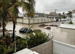 En el sector de Chipipe, varios vehículos quedaron atrapados en el agua. Allí se realizaban obras de alcantarillado y agua potable, pero no había señalización que alertara de las obras.