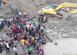 Archivo. Cientos de personas y maquinaria pesada extraen oro en el sector de Yutzupino, en Napo.