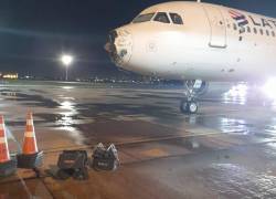 Avión de Latam llegó a Paraguay, sin un motor, el parabrisas roto y trompa destruida.