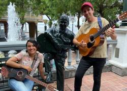 Gaby y Enzo son una pareja de Colombia que recorre Suramérica llevando música a cada rincón del continente.