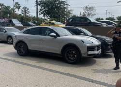 El vehículo en el que se movilizaba la víctima es un Porsche Cayenne Facelift.