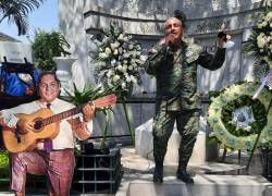 Julio Jaramillo Laurido fue despedido en su entierro por unas 250 mil personas que se agolparon en el Cementerio General de Guayaquil, donde aún es recordado por sus fanáticos con guitarras y conciertos en cada aniversario de su muerte y natalicio.