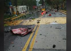 Destrozos esparcidos en la carretera tras la explosión del coche bomba.
