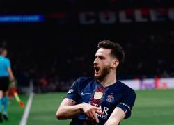 Kvicha Kvaratskhelia celebrando su anotación frente al Liverpool