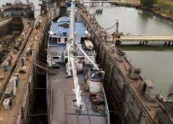 En Astinave existen dos diques flotantes donde barcos industriales de entre 500 y 1.500 toneladas pueden realizar diversos tipos de mantenimientos.