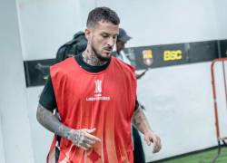 Darío Benedetto entrando en calor en el partido de Copa Libertadores frente a Boca Juniors.