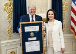 Una foto proporcionada por la Casa Blanca muestra al presidente de Estados Unidos, Donald Trump (izq.) y a la líder opositora venezolana, María Corina Machado (der.), durante su reunión en la Oficina Oval en Washington.