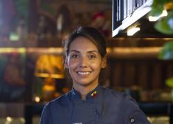 Luego de graduarse y trabajar por algunos años en Francia, y de descubrir en los EEUU que era posible alcanzar su propósito, Alejandra Espinoza regresó el país en el 2018 para instalar su restaurante propio.