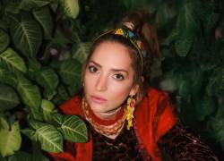 Más que un sencillo, la artista señala que “Para Encajar” es un llamado a la reflexión y al empoderamiento personal.