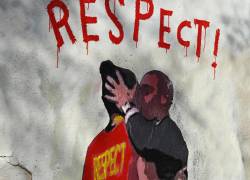La imagen muestra un mural del artista callejero italiano Salvatore Benintende, también conocido como TvBoy, que muestra al presidente de la Federación Española de Fútbol, ​​Luis Rubiales, besando a la centrocampista española Jenni Hermoso, en Barcelona el 1 de septiembre de 2023.