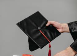 Las carreras que están disponibles en este programa de becas son: Administración de Empresas, Marketing Digital y Diseño y Gestión de Modas.