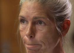 Leslie Van Houten, exmiembro de la familia Manson, reacciona cuando los miembros de la junta de una prisión de California declaran que se le negó la libertad condicional, el 28 de junio de 2002, en la Institución para Mujeres de California en Corona, California. La mujer tuvo que esperar más de dos décadas a partir de ese día para recobrar su libertad.