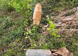 Un artefacto explosivo aparece en el suelo en Vereda El Amarradero, en el departamento de Nariño, cerca de la frontera con Ecuador.