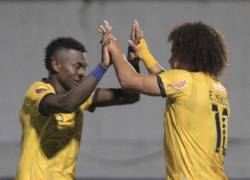 Futbolistas de Delfín celebrando el gol anotado a Baños Ciudad de Fuego.