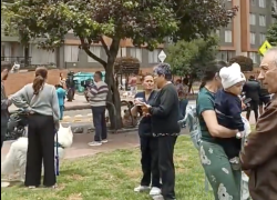 En Bogotá, el sismo se sintió con fuerza y varias personas evacuaron los edificios.