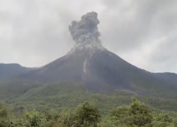Volcán reventador emite ceniza.