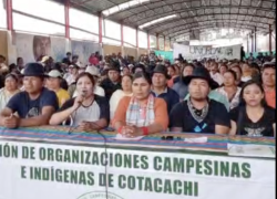 Indígenas de Cotacachi mantienen el paro.