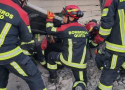 Trágico accidente al sureste de Quito: una mujer muere al caerle bloques de cemento que transportaba un camión