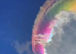 El cielo de Indonesia se pinta de colores.