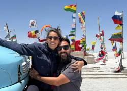 Gerardo se desempeñaba como gerente de un prestigioso banco en Buenos Aires, Flor en un Hogar para niños. Ahora viven viajando. Han recorrido 45.000 km y más de 500 ciudades.