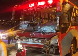 Así quedó el bus que provocó accidente múltiple en Cuenca.