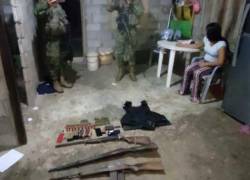 Los militares encontraron armas al interior de una casa en el cantón El Carmen.
