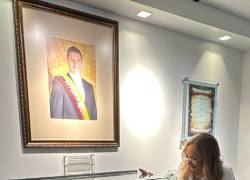 Pierina Correa junto a su madre en el museo de presidentes del Ecuador.