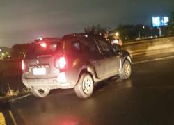 El Renault Duster en el que se movilizaba la víctima quedó a un lado de la vía tras el ataque armado.