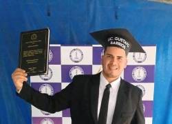 Gustavo Barrios consiguió su licenciatura de Enfermería después de años de inmenso esfuerzo, logrando lo que consideró como un sueño.