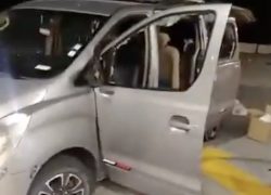 Los vidrios de la furgoneta quedaron destruidos tras los disparos.